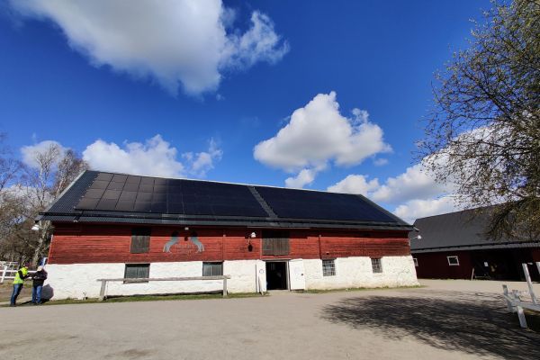helsvarta-solpaneler-myrby-gard-vastmanland-lantbruk