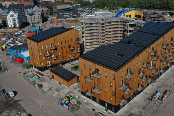 solar-invest-solpaneler-byggnad-under-byggnation-brf-hydran