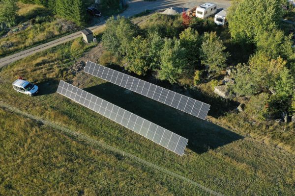 solpaneler-farhage-under-bla-himmel-solar-invest-vasteras-lantbruk